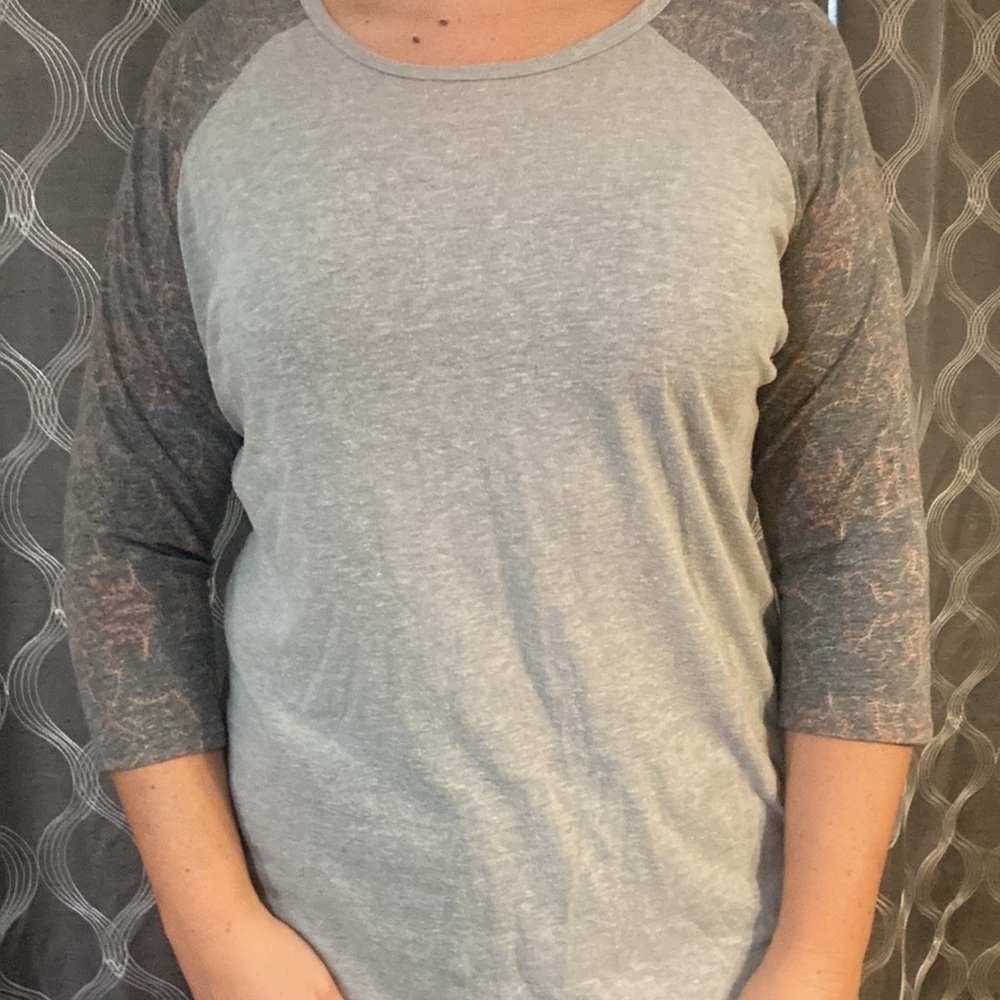 Lularoe Randy tee size 2XL light gray body with patterned sleeves